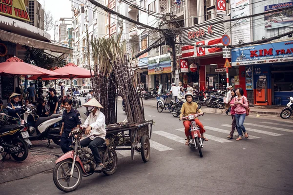 Saigon sokaklarında scooter, motosiklet ve bisikletler ile kalabalık — Stok fotoğraf