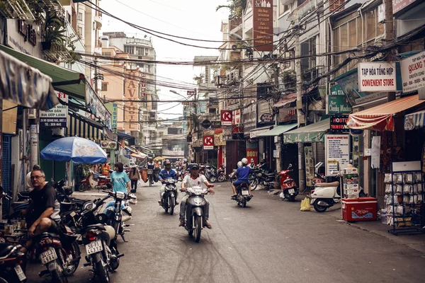 The streets of Saigon are crowded with scooters, motorbikes and bicycles — Stock Photo, Image