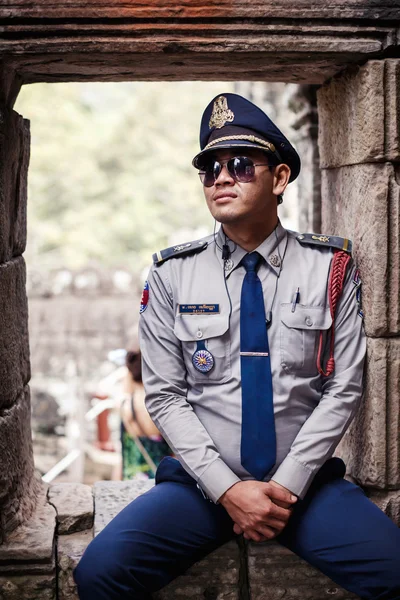 在吴哥窟寺庙的柬埔寨警务人员。 — 图库照片