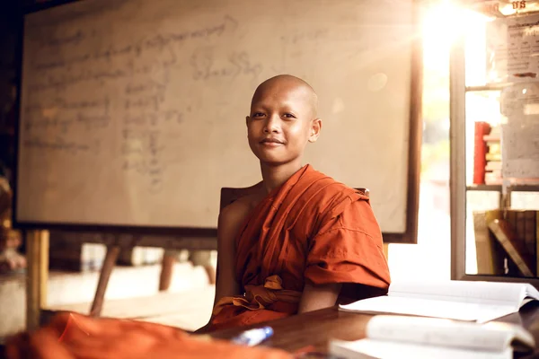 Buddhistiska munkar lärande på klassrummet — Stockfoto