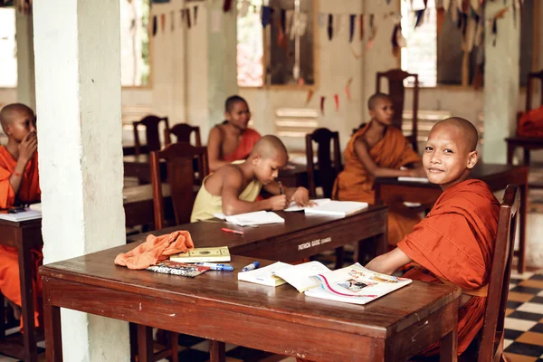 Monjes budistas aprendiendo en el aula — Foto de Stock