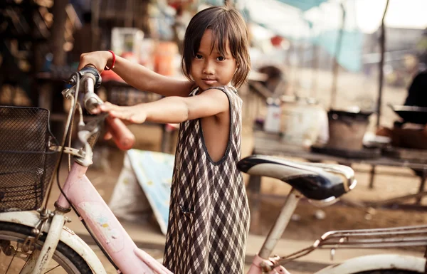 Portret van een niet-geïdentificeerde khmer meisje op tonle sap meer in kampong phluk — Stockfoto