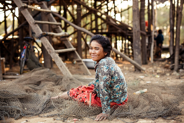 Портрет неопознанной кхмерской девушки на озере Тонле Сап в Кампонг-Флук
