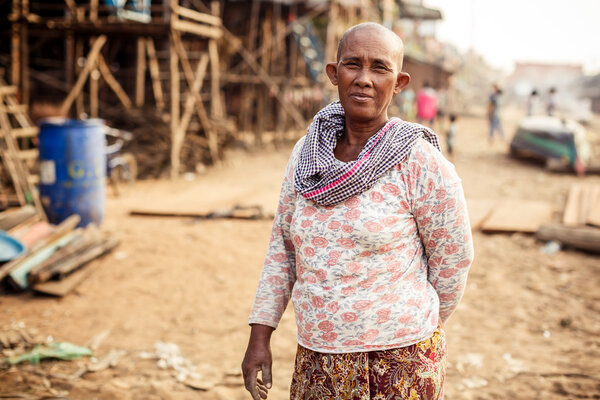 Портрет неопознанной кхмерской девушки на озере Тонле Сап в Кампонг-Флук
