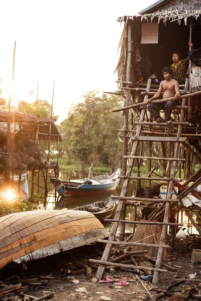 Domy na palach na pływających wsi kampong phluk na jeziora tonle sap — Zdjęcie stockowe