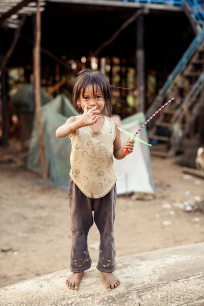 Retrato de un chico jemer no identificado en el lago Tonle Sap en Kampong Phluk — Foto de Stock