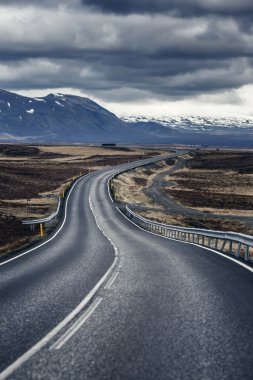 dolambaçlı bir dağ yolu