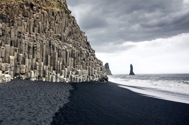 reynisfjara ve monte reynisfjall siyah kum plaj