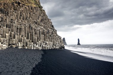 The black sand beach of Reynisfjara and the mount Reynisfjall clipart
