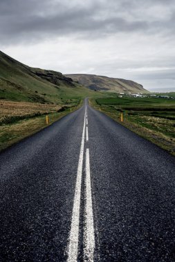 dolambaçlı bir dağ yolu