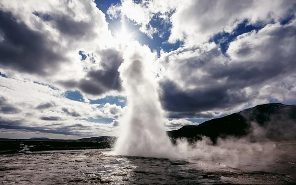 Strokkur 间歇泉的喷发 — 图库照片