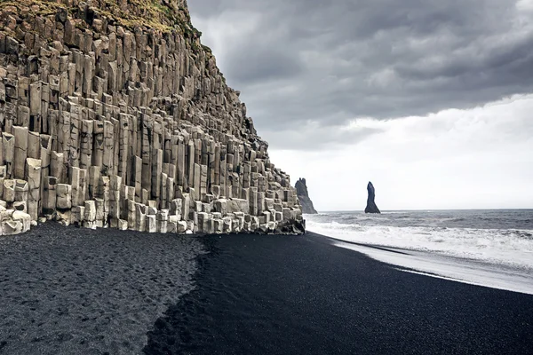 Reynisfjara 和装入 reynisfjall 的黑沙海滩 — 图库照片