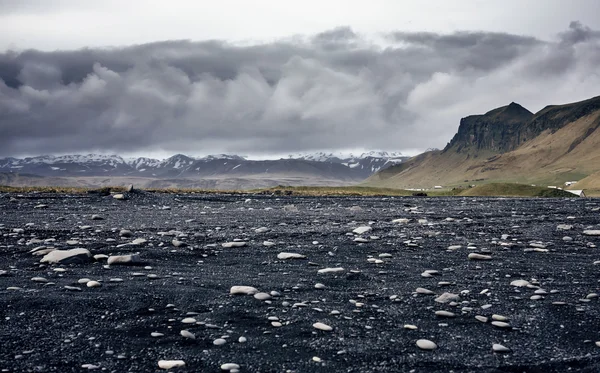 La plage de sable noir de Reynisfjara et le mont Reynisfjall — Photo