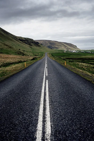 Bochtige bergweg — Stockfoto