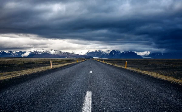 Dolambaçlı bir dağ yolu — Stok fotoğraf