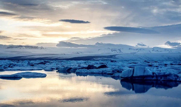 Vista da lagoa glaciar, Jokulsarlon, Islândia ao pôr-do-sol . — Fotografia de Stock