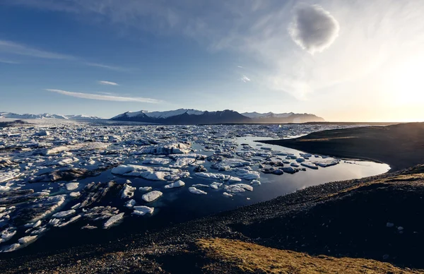 Veduta della laguna del ghiacciaio, Jokulsarlon, Islanda al tramonto . — Foto Stock