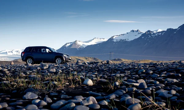 SUV genérico ou todo o terreno em badlands islandês — Fotografia de Stock