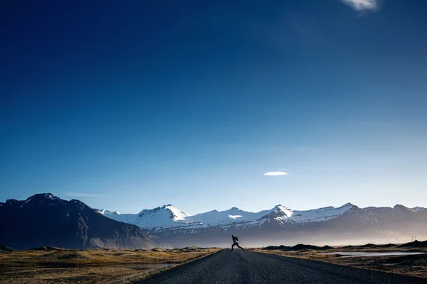 Flickan hoppar på slingrande bergsväg — Stockfoto