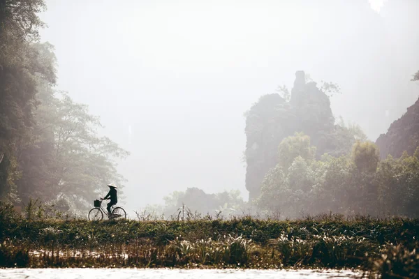 Mann fährt Fahrrad — Stockfoto