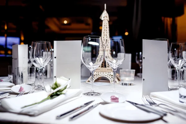 Leere Gläser in Restaurant — Stockfoto