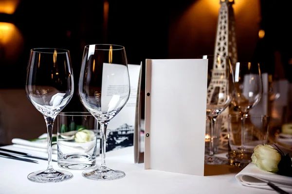 Vasos vacíos en el restaurante —  Fotos de Stock