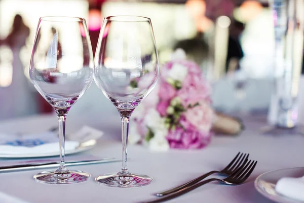 Lege glazen in restaurant — Stockfoto