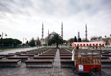 Küçük kamyon ile pişmiş simit satıcısı