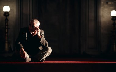 Camide katta oturan adam