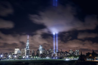 Manhattan siluetinin ışık demeti ile