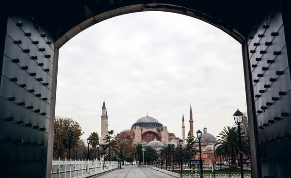 Slavný chrám Hagia Sophia a zamračená obloha — Stock fotografie