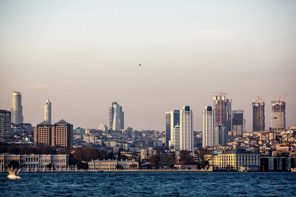 Kancelářské budovy v městě Istanbulu — Stock fotografie