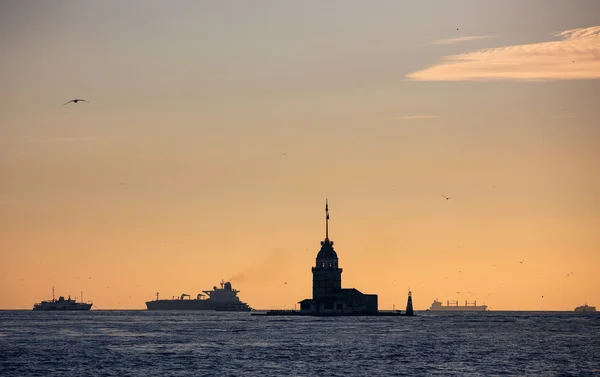 Silhouette della Torre della Vergine e delle navi — Foto Stock