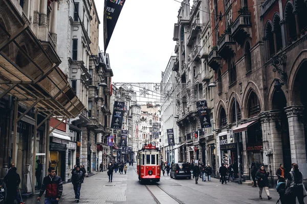 Ludzie chodzą na alei Istiklal — Zdjęcie stockowe