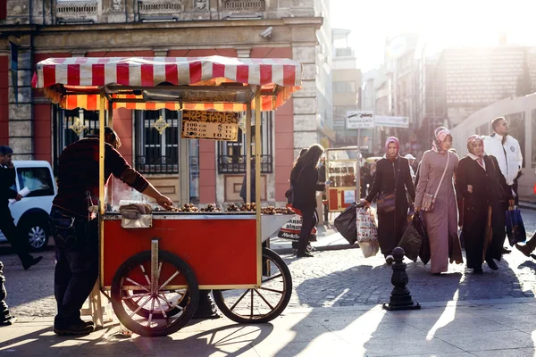 Man sells sweet pastries — Stock Photo, Image