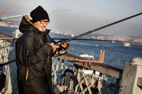 Fischer auf der Galata-Brücke — Stockfoto