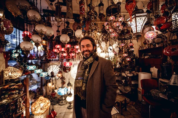 Man in shop van traditionele lampen — Stockfoto