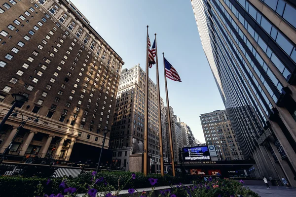 Alacsonyabb nézet a New York-i felhőkarcoló — Stock Fotó