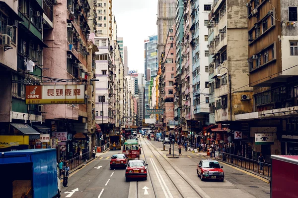 Улица Гонконга с автомобилями — стоковое фото