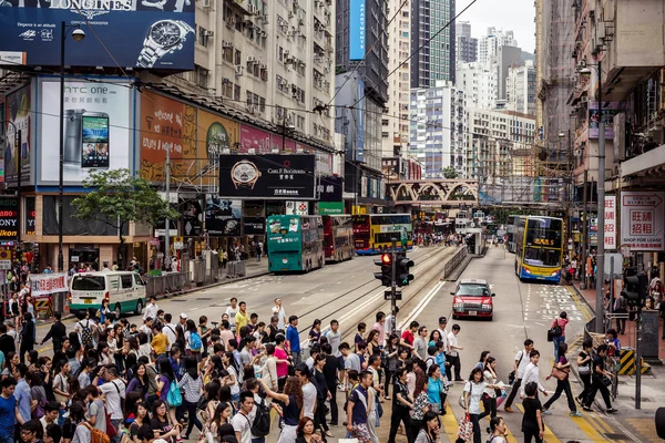 Ludzie skrzyżowania ulicy w Hong Kong — Zdjęcie stockowe