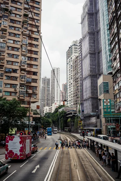 Ludzie skrzyżowania ulicy w Hong Kong — Zdjęcie stockowe