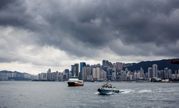 Лодки и здания Гонконга — стоковое фото