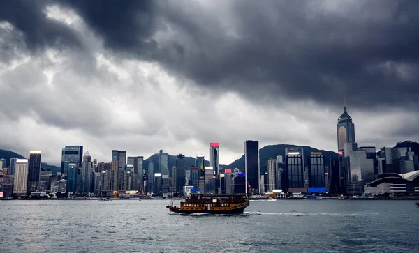 Barco e edifícios da cidade de Hong Kong — Fotografia de Stock