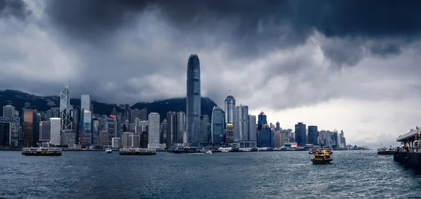 Городские здания и лодки Гонконга — стоковое фото