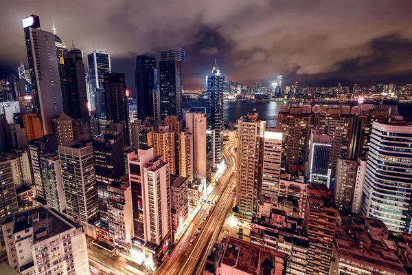 Κτιρίων τη νύχτα στο Χονγκ Κονγκ — Φωτογραφία Αρχείου