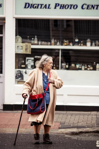 Žena na ulici v Dublinu — Stock fotografie