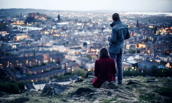 Koppel op heuvel in Edinburgh — Stockfoto