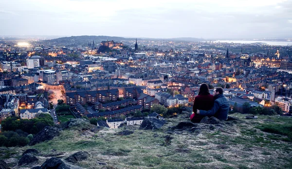 Couple on hill in Edinburgh — Stock Photo, Image