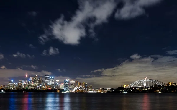 Porto de Sydney e edifícios do centro da cidade — Fotografia de Stock