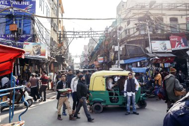 Delhi Caddesi üzerinde yerel halkın